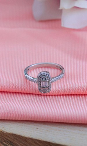 Dikdörtgen Model Baget Zirkon Taşlı Gümüş Yüzük