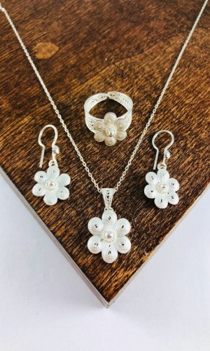 El Işi Çiçek Motifli Telkari Gümüş Üçlü Set El Işi Çiçek Motifli Telkari Gümüş Üçlü Set