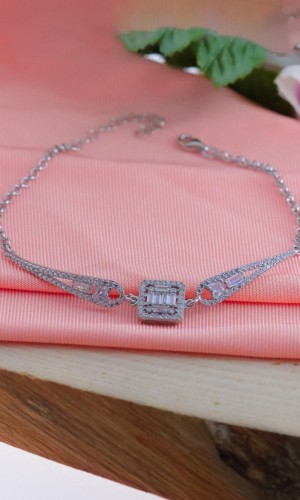 Kare Model Baget Zirkon Taşlı Gümüş Bileklik Kare Model Baget Zirkon Taşlı Gümüş Bileklik