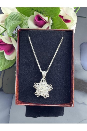 925 ayar 5 yapraklı çiçek motifli telkari gümüş kolye