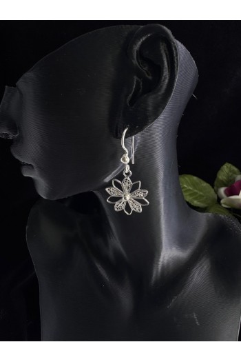 çiçek desenli sallantılı model el işi telkari gümüş küpe 