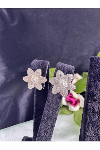 çiçek motifi çivili model el işi telkari gümüş küpe 