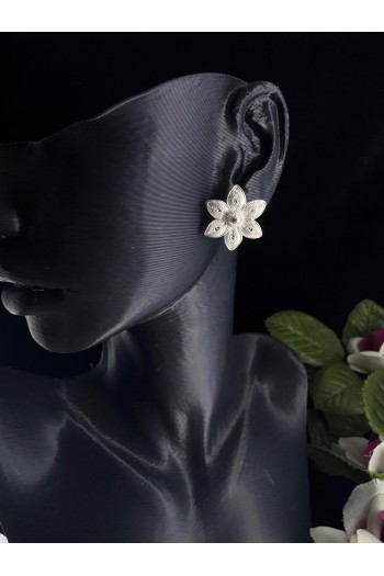 çiçek motifi çivili model el işi telkari gümüş küpe 