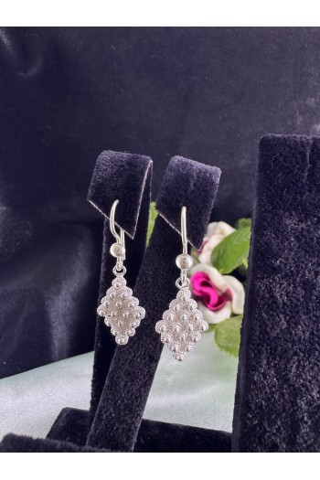 kişniş model piramit motifi sallantılı model el işi telkari gümüş küpe 