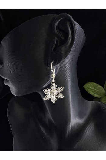 Lilyum çiçeği motifi sallantılı model el işi telkari gümüş küpe 