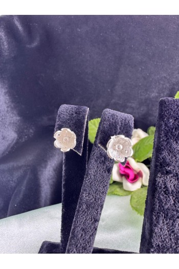 minik çiçek motifi çivili model el işi telkari gümüş küpe 