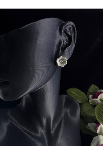 minik çiçek motifi çivili model el işi telkari gümüş küpe 