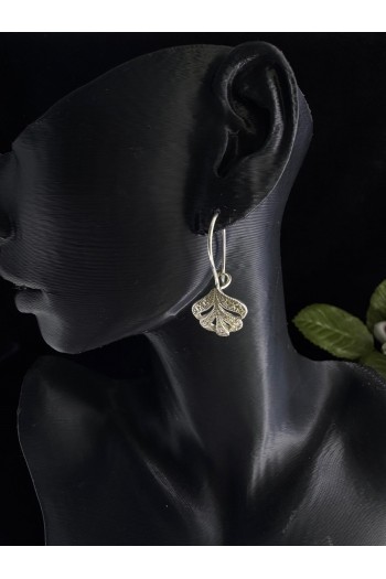 minik İstiridye motifi sallantılı model el işi telkari gümüş küpe 