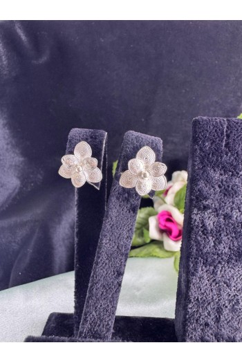 Nilüfer çiçeği motifi çivili model el işi telkari gümüş küpe 