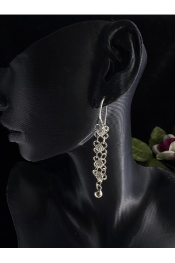 tek sıralı kişniş motifi sallantılı model el işi telkari gümüş küpe 