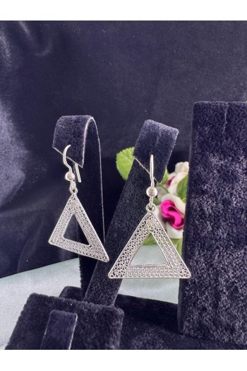 Üçgen desenli sallantılı model el işi telkari gümüş küpe 