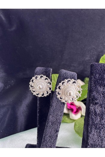 yuvarlak motifi çivili model el işi telkari gümüş küpe 