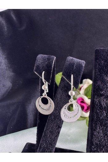 Yuvarlak motifi sallantılı model el işi telkari gümüş küpe 